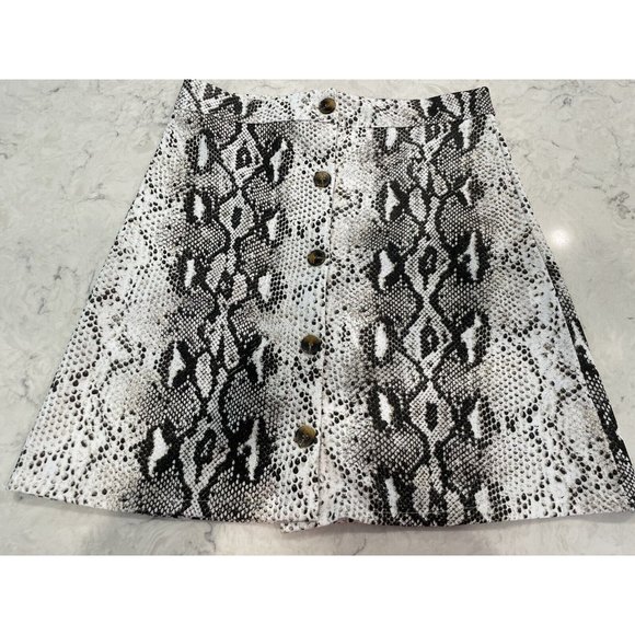 New! Boohoo Snake Skirt With Buttons Size 6 - Picture 1 of 6